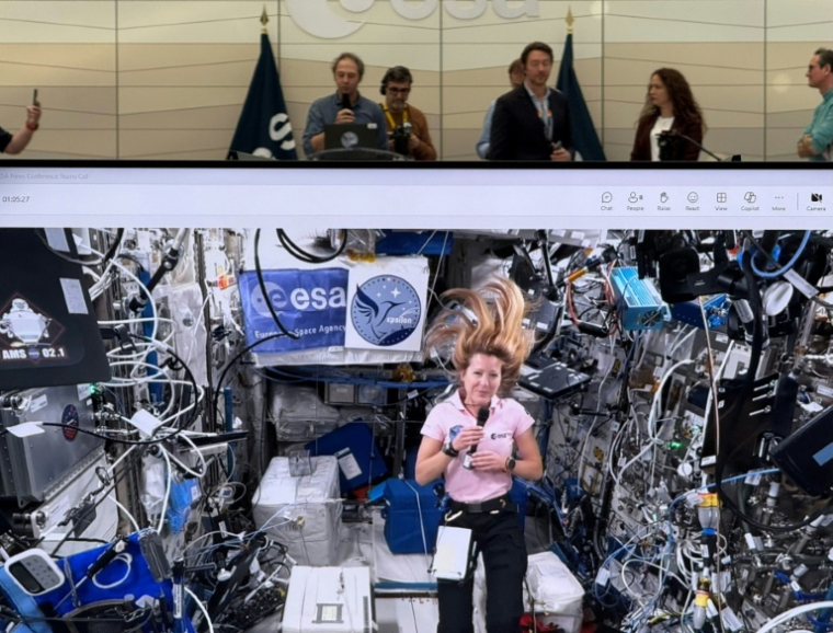 Un écran vidéo affiche l'astronaute de l'ESA Sophie Adenot, à bord de la Station spatiale internationale (ISS), s'exprimant lors d'une interview accordée à l'AFP au siège de l'Agence spatiale européenne (ESA) à Paris, le 26 février 2026 ( AFP / Jacques-Alexandre BRUN )
