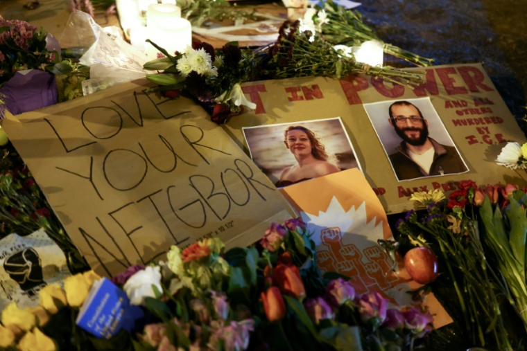 Sur un mémorial improvisé qui rend hommage aux deux victimes de la police de l'immigration à Minneapolis, le 30 janvier 2026 ( AFP / CHARLY TRIBALLEAU )