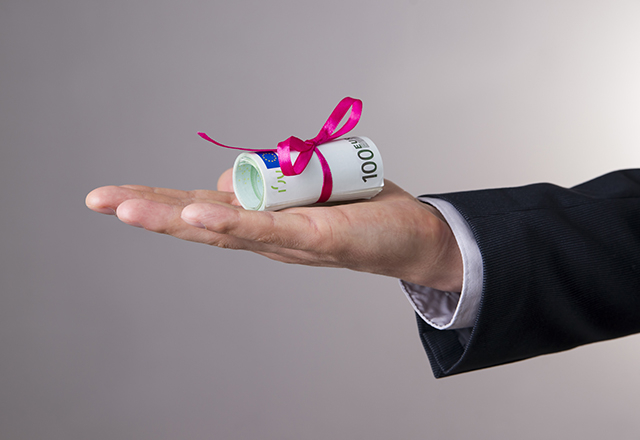 Les dons d'argent permettent de favoriser les transmissions inter générationnelles ( Crédits : Adobe Stock )