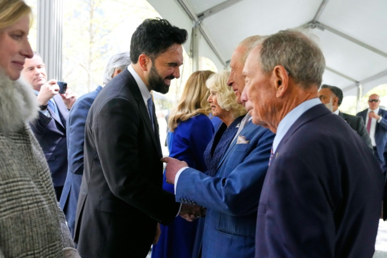Le maire de New York, Zohran Mamdani (g), salue le roi Charles III lors d'une visite au mémorial du 11-Septembre, le 29 avril 2026 à New York ( POOL / Yuki Iwamura )