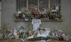 Des fleurs des messages et des portraits le 16 juin 2026 sur un silo agricole où a été retrouvé le corps de Lyhanna, à  Puycasquier, dans le Gers ( AFP / Ed JONES )