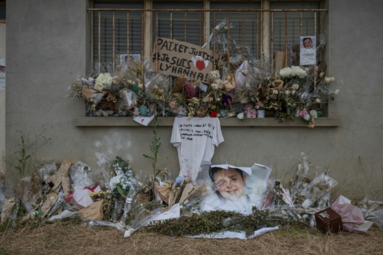 Des fleurs et des hommages devant un silo agricole où a été retrouvé le corps de Lyhanna, 11 ans, à Puycasquier (Gers), le 16 juin 2026 ( AFP / Ed JONES )