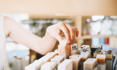 (Avez-vous deviné quelles enseignes françaises de cosmétiques naturelles connaissaient un succès grandissant ? - Crédit photo : Adobe Stock)