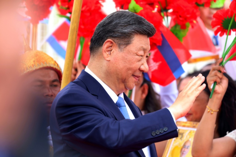 Le président chinois Xi Jinping est accueilli par une foule de Cambodgiens à son arrivée à l'aéroport de Phnom Penh, le 17 avril 2025 ( POOL / STR )