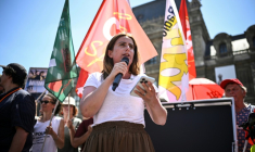 La cheffe des Ecologistes Marine Tondelier prend la parole lors d'une manifestation contre la réforme de l'audiovisuel public à Paris le 30 juin 2025 ( AFP / JULIEN DE ROSA )