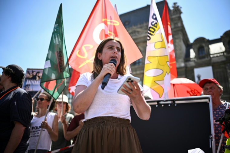 La cheffe des Ecologistes Marine Tondelier prend la parole lors d'une manifestation contre la réforme de l'audiovisuel public à Paris le 30 juin 2025 ( AFP / JULIEN DE ROSA )