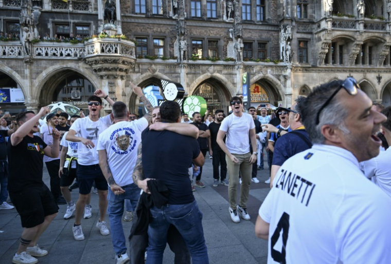 Des supporteurs de l'Inter Milan font la fête vendredi dans le centre de Munich, sur la célèbre Marienplatz. ( AFP / Kirill KUDRYAVTSEV )