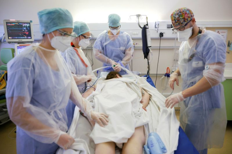 CORONAVIRUS: NOUVELLE HAUSSE DES HOSPITALISATIONS ET RÉANIMATIONS EN FRANCE