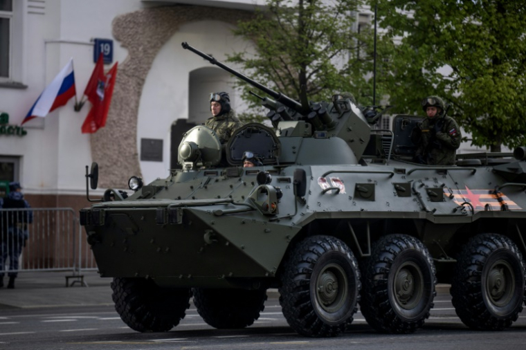 Un véhicule militaire russe circule avant la répétition générale de la parade militaire du Jour de la Victoire, le 7 mai 2025 à Moscou ( AFP / Angelos TZORTZINIS )