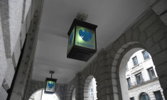Le logo de la banque Barclays est visible sur des lampes en verre à l'extérieur d'une agence de la banque dans le quartier financier de la City de Londres.