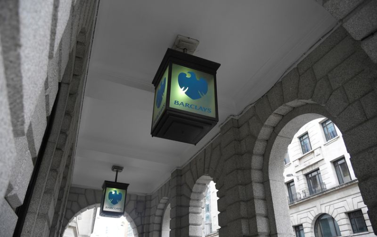 Le logo de la banque Barclays est visible sur des lampes en verre à l'extérieur d'une agence de la banque dans le quartier financier de la City de Londres.