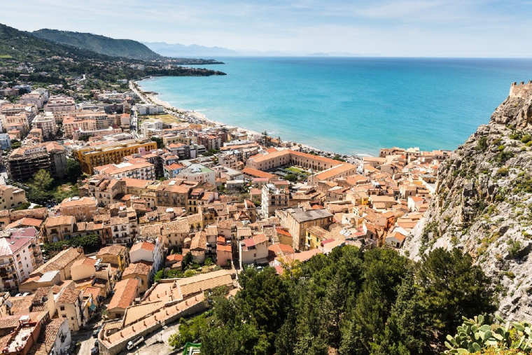 Un village de Sicile offre des maisons après avoir échoué à les vendre pour un euro (Crédit photo: Jacek Dylag - Unsplash)