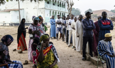 Des électeurs font la queue devant un bureau de vote de Gabu, dans l'est de la Guinée Bissau, à l'occasion des élections présidentielle et législatives le 23 novembre 2025 ( AFP / PATRICK MEINHARDT )