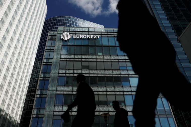 La bourse Euronext est photographiée dans le quartier d'affaires de La Défense