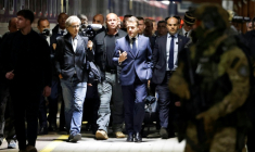 Le président français Emmanuel Macron se prépare à monter à bord d'un train en direction de l'Ukraine à Przemysl en Pologne, le 9 mai 2025  ( POOL / Ludovic MARIN )