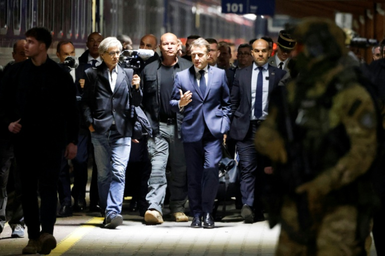 Le président français Emmanuel Macron se prépare à monter à bord d'un train en direction de l'Ukraine à Przemysl en Pologne, le 9 mai 2025 ( POOL / Ludovic MARIN )