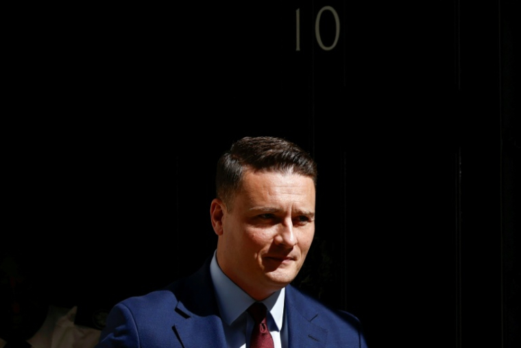 Le ministre britannique de la Santé, Wes Streeting, quitte le 10 Downing Street, le 12 mai 2026 à Londres ( AFP / Brook Mitchell )