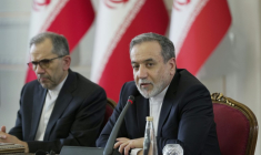Photo fournie par le ministère iranien des Affaires étrangères du ministre iranien des Affaires étrangères Abbas Araghchi (d) rencontrant des ambassadeurs et des représentants diplomatiques à Téhéran, le 12 juillet 2025 ( Ministère iranien des Affaires étrangères / Hamid FOROUTAN )