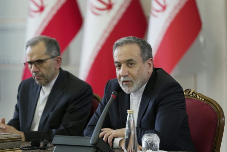 Photo fournie par le ministère iranien des Affaires étrangères du ministre iranien des Affaires étrangères Abbas Araghchi (d) rencontrant des ambassadeurs et des représentants diplomatiques à Téhéran, le 12 juillet 2025 ( Ministère iranien des Affaires étrangères / Hamid FOROUTAN )