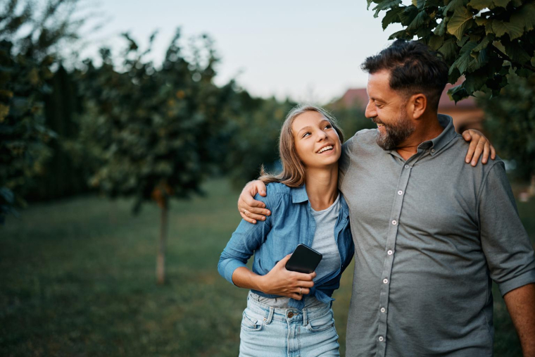 Destiné spécifiquement aux jeunes adultes de 18 à 25 ans, le PEA Jeune est une solution d‘épargne qui permet de bénéficier du dynamisme des marchés financiers pour financer de futurs projets. ( crédit photo : Getty Images )
