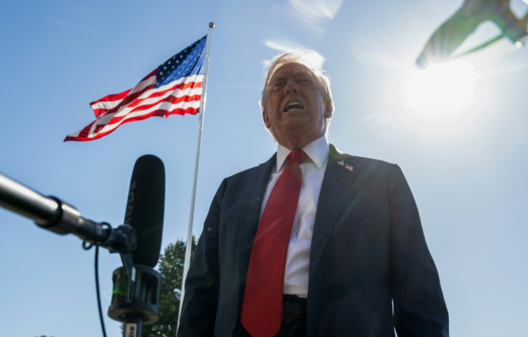 Le président américain Donald Trump fait une déclaraiton à la presse avant d'embarquer à bord de Marine One, sur la pelouse sud de la Maison Blanche, le 5 octobre 2025 à Washington ( AFP / ANDREW CABALLERO-REYNOLDS )