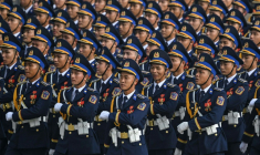 Des soldats de l'Armée populaire vietnamienne défilent lors d'une parade dans le cadre des célébrations du 80e anniversaire de l'indépendance du Vietnam, à Hanoï, le 2 septembre 2025 ( AFP / Nhac NGUYEN )