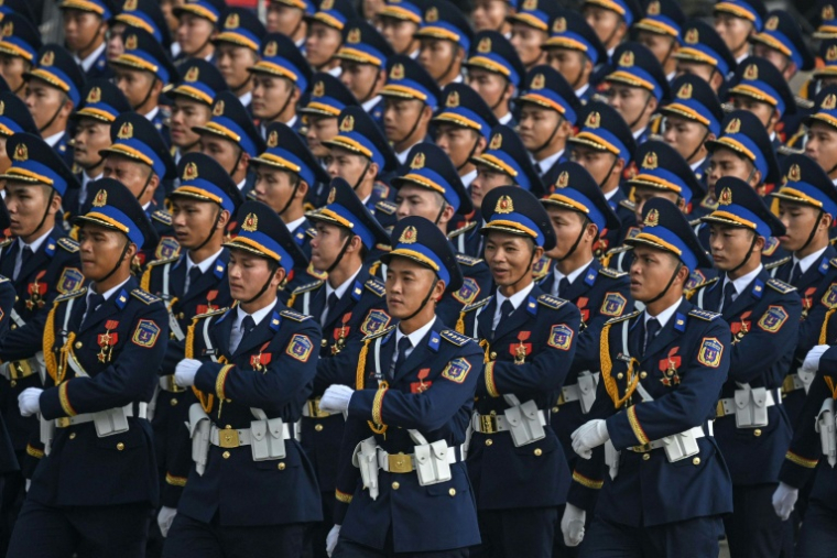 Des soldats de l'Armée populaire vietnamienne défilent lors d'une parade dans le cadre des célébrations du 80e anniversaire de l'indépendance du Vietnam, à Hanoï, le 2 septembre 2025 ( AFP / Nhac NGUYEN )