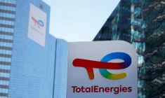 Logo de TotalEnergies dans une station de ravitaillement pour véhicules électriques près de Paris