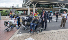 Un groupe de 11 Sud-Africains, qui auraient été attirés pour aller combattre aux côtés de soldats russes dans la guerre contre l’Ukraine, arrive à l’aéroport international King Shaka de Durban le 25 février 2026 ( AFP / RAJESH JANTILAL )