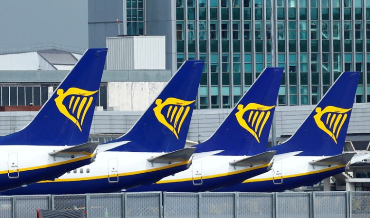 RYANAIR VOIT "UNE TRÈS FORTE REPRISE", RELÈVE SA PRÉVISION DE PASSAGERS