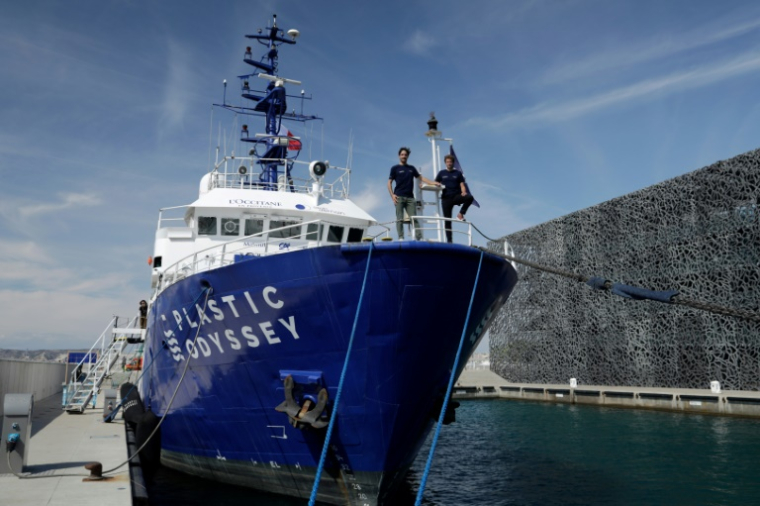 Le navire Plastic Odyssey, photographié juste avant le début de son expédition à travers le monde au départ de Marseille, le 23 septembre 2022, avec ses deux co-fondateurs, à gauche, Alexandre Dechelotte et à droite l'officier de marine marchande Simon Bernard. ( AFP / Nicolas TUCAT )