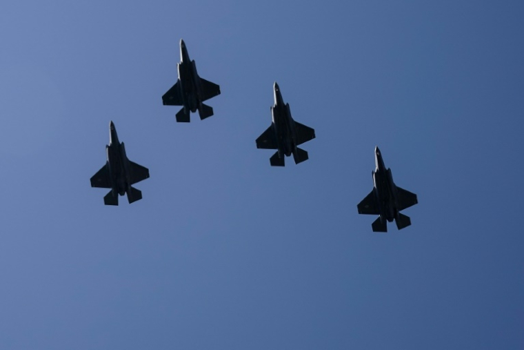 Des avions de combat F-35 survolent la Maison Blanche, le 3 septembre 2025 à Washington ( AFP / Oliver Contreras )