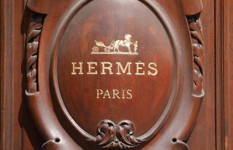 Photo d'archives du logo d'Hermès dans un magasin à Paris