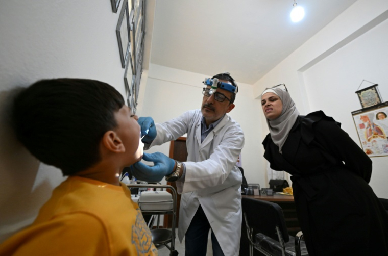 Le docteur syrien Hussam Jamous dans son cabinet du centre-ville de Daraya, le 28 octobre 2025 ( AFP / LOUAI BESHARA )
