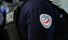 Un policier attend à l'extérieur de la salle d'audience du palais de justice de Paris