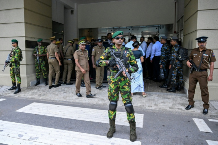 Des agents de sécurité devant la Haute Cour de Colombo, lors du prononcé du verdict du procès des accusés dans les attentats de Pâques 2019, le 22 septembre 2026 à Colombo, au Sri Lanka ( AFP / Ishara S. KODIKARA )