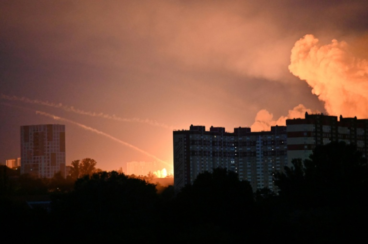 Des frappes de missiles russes à Kiev, le 2 juin 2026 ( AFP / Sergei SUPINSKY )