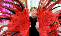 Jean-Claude de Roo, alias Dominique, le plumassier du Lido, le 1er juin 2022 ( AFP / Thomas COEX )