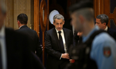 L'ancien président Nicolas Sarkozy (c) quitte le palais de justice de Paris pendant une pause dans le cadre de son procès en appel sur le financement libyen de sa campagne présidentielle de 2007, le 16 mars 2026 ( AFP / JULIEN DE ROSA )