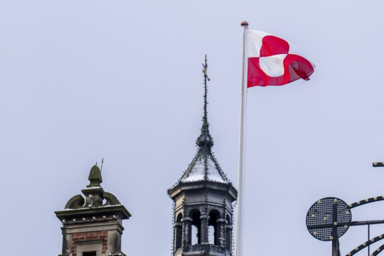 Le drapeau groenlandais flotte sur le toit du château de Tivoli à Copenhague, le 8 janvier 2026  ( Ritzau Scanpix / Ida Marie Odgaard )