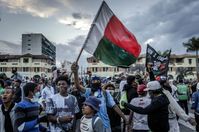 Des manifestants en liesse devant l'hôtel de ville d'Antananarivo après un discours de militaires malgaches ayant appelé à la désobéissance, le 11 octobre 2025 ( AFP / Luis TATO )