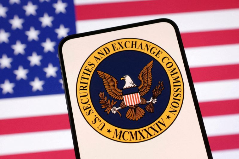 L'illustration montre le logo de la Securities and Exchange Commission des États-Unis et le drapeau américain