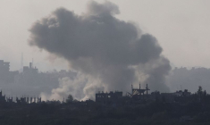 De la fumée s'élève dans le nord de la bande de Gaza à la suite d'une frappe aérienne israélienne