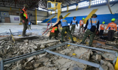La police et les secouristes inspectent les dégâts dans local dans la ville de San Remigio, province de Cebu, dans le centre des Philippines le 1er octobre 2025 ( AFP / Alan Tangcawan )