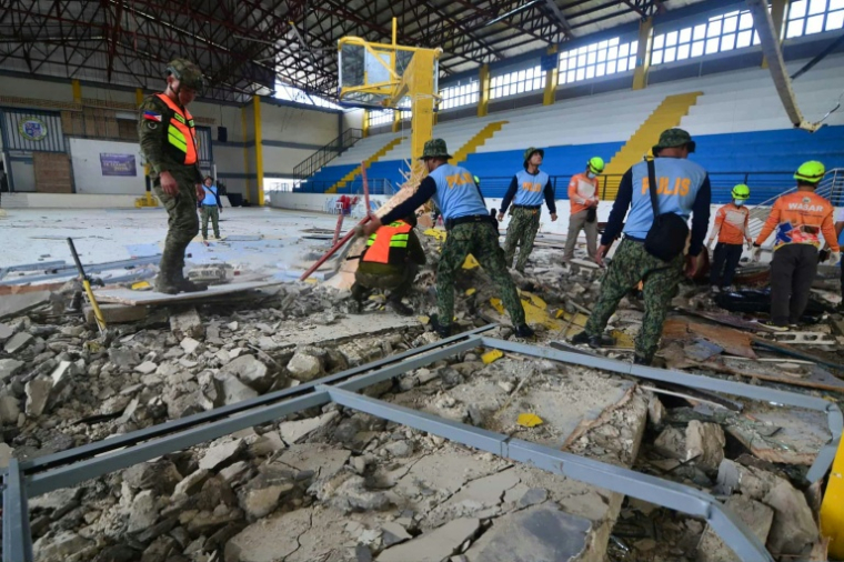 La police et les secouristes inspectent les dégâts dans local dans la ville de San Remigio, province de Cebu, dans le centre des Philippines le 1er octobre 2025 ( AFP / Alan Tangcawan )