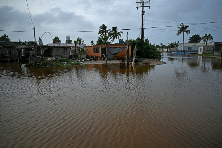 Une zone indonée après le passage de l'ouragan Polo à Puerto Sans Carlos, en Basse-Californie du Sud, le 29 septembre 2026 au Mexique ( AFP / Carl de Souza )