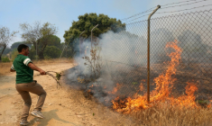 Un habitant essaie d'éteindre un incendie sur sa propriété près de San Martin de Valdeiglesias, à environ 70 km à l'ouest de Madrid, le 26 juillet 2026 ( AFP / Cesar MANSO )