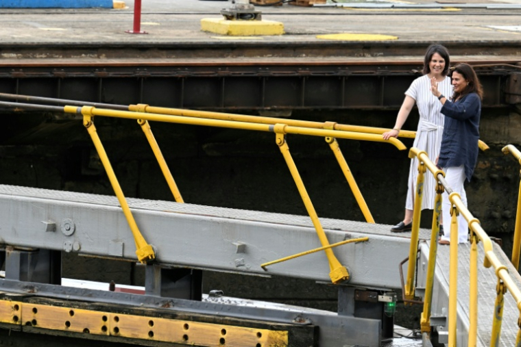 Ilya Espino de Marotta (d), alors sous-administratrice du canal, et la ministre allemande des Affaires étrangères, Annalena Baerbock, lors d'une visite du  canal de Panama, le 9 juin 2023 ( AFP / Luis ACOSTA )