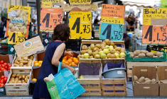 Une femme fait ses courses dans un marché local à Nice