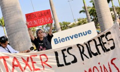 Un banderole "taxer les riches" lors d'une manifestation à l'appel du mouvement "Bloquons tout" à Saint-Denis de la Réunion le 10 septembre 2025  ( AFP / Richard BOUHET )